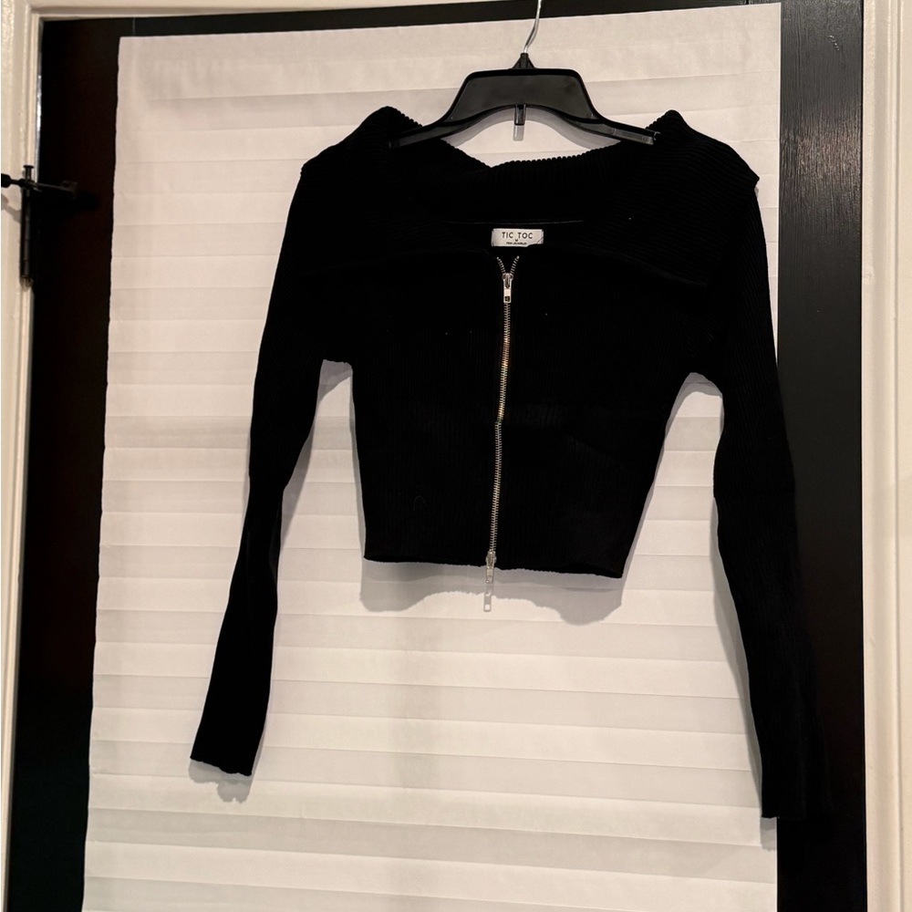 Elegant Black Zippered Crop Top
